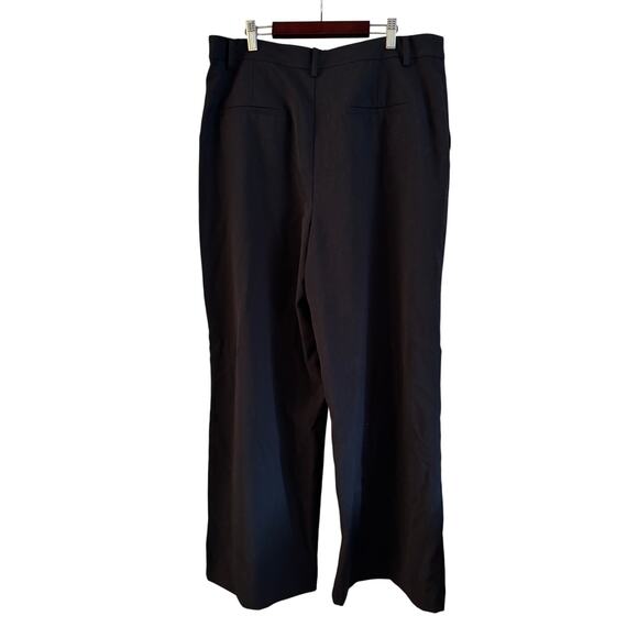 LOFT Versa Crepe Drape Pleated Relaxed Straight Pants Black Pockets Size 14 - Picture 2 of 6